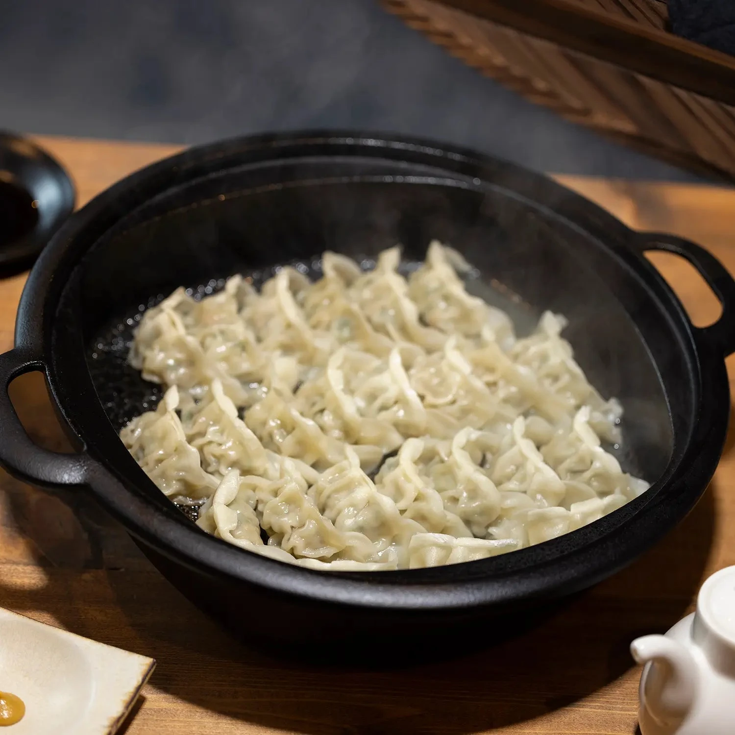 Iwachu Nambu Cast Iron Sukiyaki & Gyoza Pan With Wooden Lid 7 Iwachu Nambu Cast Iron Sukiyaki & Gyoza Pan With Wooden Lid - Image 7